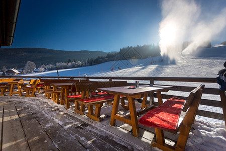 滑雪度假胜地的露天餐厅图片