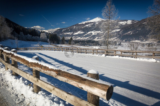 奥地利阿尔卑斯山的雪覆盖路景色美丽图片