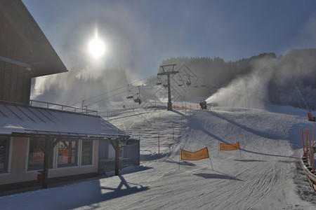 人类发展报告在阳光天气下雪日带电梯滑度假胜地的照片图片