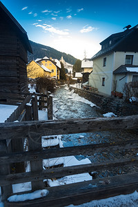 奥地利老城有山川穿过的快河图片