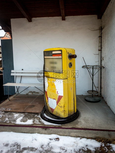 配备黄色泵的旧废弃加油站图片