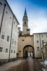 萨尔茨堡有天主教堂的老狭小街道图片