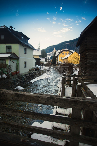 穿过奥地利阿尔卑斯山的古老中世纪镇图片