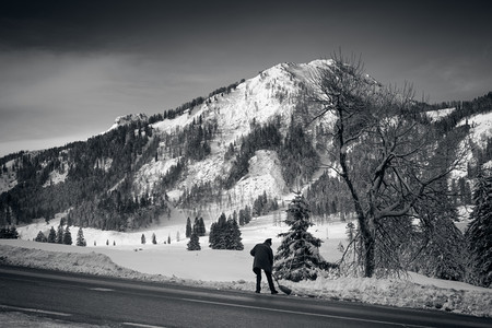 阳光明日下雪覆盖高山的黑白景色图片
