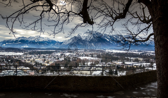从阿尔卑斯山高塔的美丽景色雪覆盖着阿尔卑斯山图片