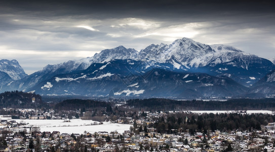 奥地利阿尔卑斯山上美丽的全景图片