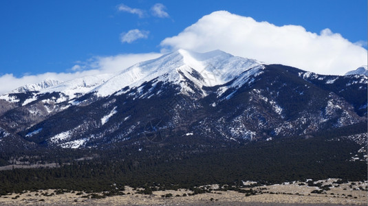 冬季的雪覆盖高山冬季的雪覆盖高山图片