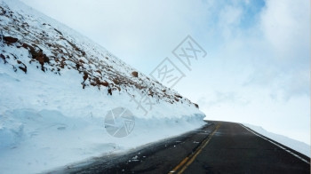 通往冬季科罗拉多州派克峰的公路图片