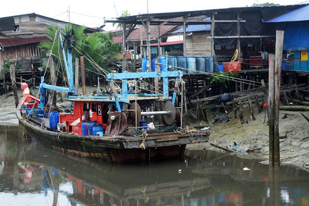 在马来西亚Sekinchan村渔业停靠的多彩渔船图片