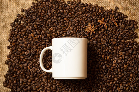 对着咖啡背景的白杯近镜头与恒星Anise连着咖啡背景的白杯图片
