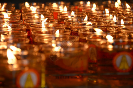 在寺庙里烧蜡烛做礼拜图片