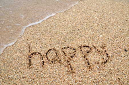在沙滩上写着快乐的单词图片
