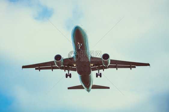飞机从蓝天白云穿过图片