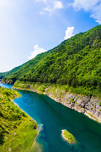 山区湖森林中的绿水湖图片