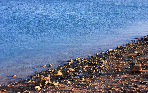 日落的海滨蓝水背景图片