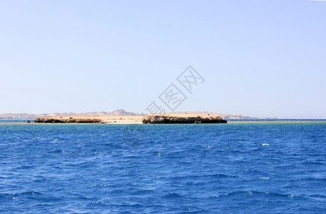 海岛上的蓝水背景图片