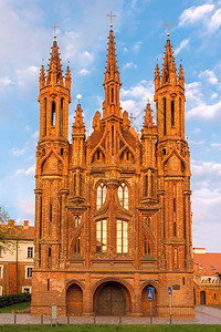 圣安妮39面在立陶宛维尔纽斯波罗的海各州日落光下的教堂图片