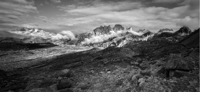 意大利多洛米特TreCime附近山脊的黑白全景图片