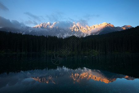 意大利多洛米特阿尔卑斯山区湖LagodiCarezza意大利多洛米特阿尔卑斯图片