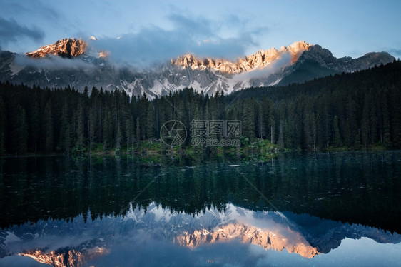 意大利多洛米特阿尔卑斯山区湖LagodiCarezza意大利多洛米特阿尔卑斯图片
