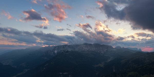 多洛米山脉日落的全景ValdiFassa意大利多洛米特山脉的全景图片