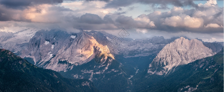 山脉日落的全景ValdiFassa意大利多洛米特人xA图片