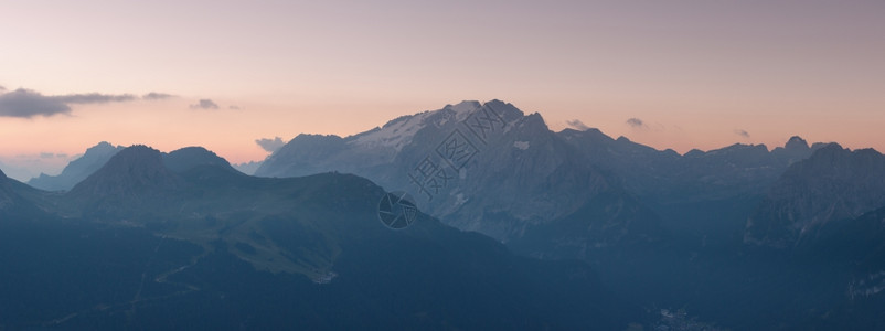 马莫拉达山脊日出时的全景ValdiFassa意大利多洛米人图片