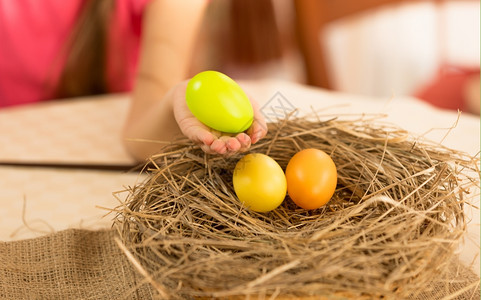 小女孩把复活节鸡蛋从巢里带走图片