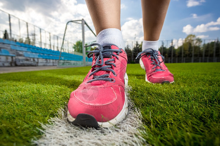 足球草场粉红女运动鞋特贴照片图片