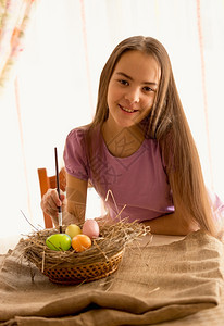 在家里画复活节彩蛋的可爱女孩肖像图片