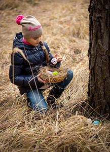 小女孩在森林里搜寻复活节鸡蛋图片
