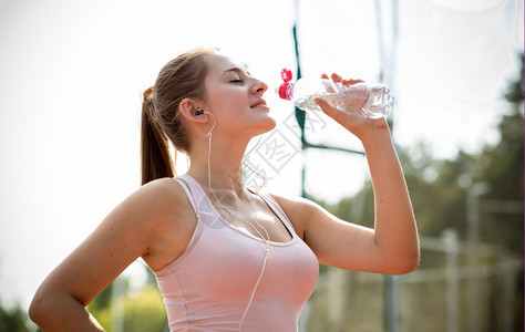 年轻瘦女人在自来水中休息的近视肖像图片