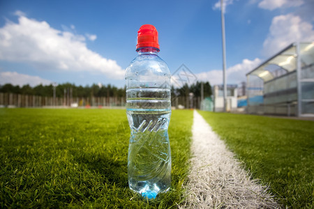 比赛期间足球场水瓶热合照片图片