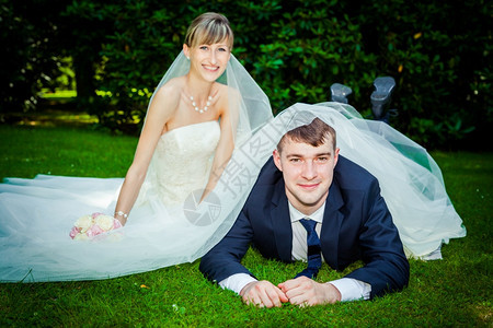 快乐的年轻结婚夫妇野餐图片