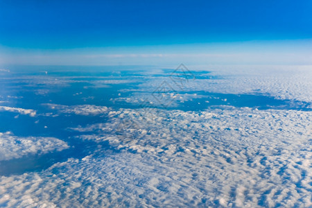 从飞机窗口上查看云层图片