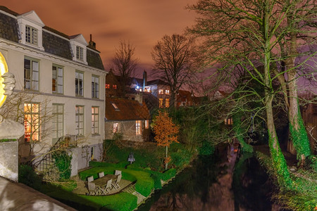 比利时布鲁日的景象城市与般的中世纪夜运河图片