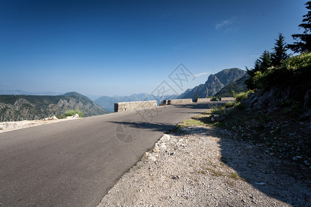 黑山美丽的扭曲路图片