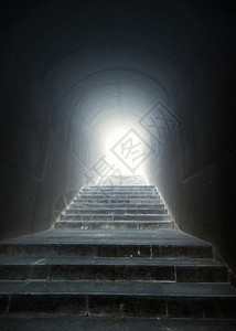 地道的楼梯概念镜头尾端有光线图片