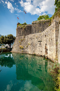 黑山科托尔沟渠城堡墙的美景图片