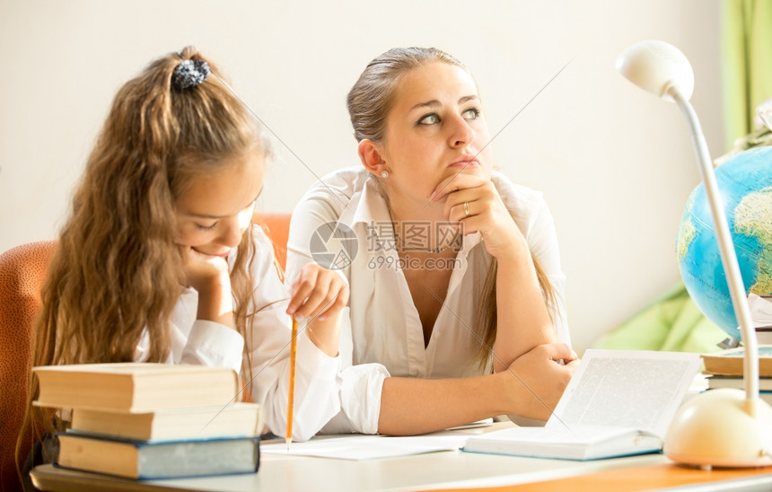 年轻母亲在做家庭作业时梦而女儿家庭作业图片