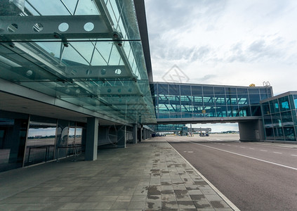 由钢和玻璃制成的现代机场图片