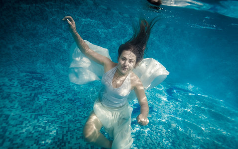 长发的美女游泳池水下图片