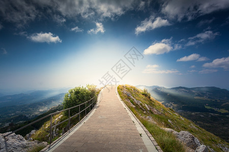 美丽的日出在黑山Lovcen顶的Lovcen山上图片