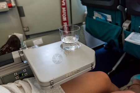 飞机桌上的杯子近镜头图片素材