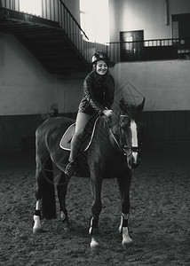 黑色和白照片美丽的女人骑马在场上图片