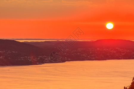 从挪威卑尔根山丘和fjord风景红天日落的全背景图片