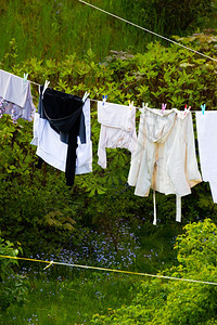 干家务活清洁湿洗的衣服挂在户外的衣着线上背景图片