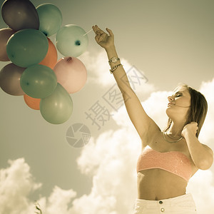 暑假庆祝活动和生方式概念具有吸引力的少女孩外面有彩色气球海滩蓝天空背景图片