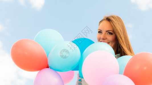 暑假庆祝活动和生方式概念以蓝色天空背景外的彩色气球关闭美丽的少女孩图片