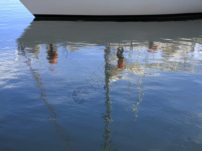 蓝色海水和反射的舰船详情游艇图片